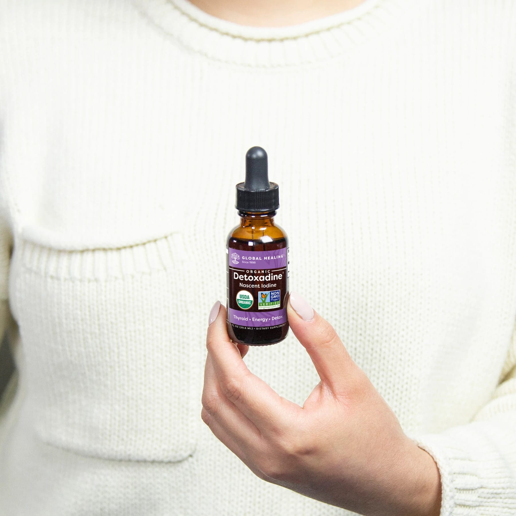 Lady holding bottle of detoxodine